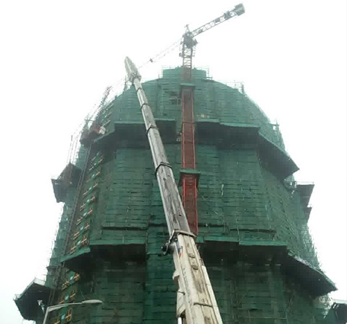 遵义市吊车在工地上作业